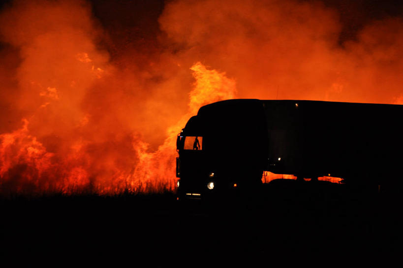 无人,横图,室外,夜晚,巴西,环保,燃烧,热,烟,运输,摄影,能源,回收,资源,剪影,毁灭,利用,低碳,循环,持续,圣保罗州,消防车,彩图