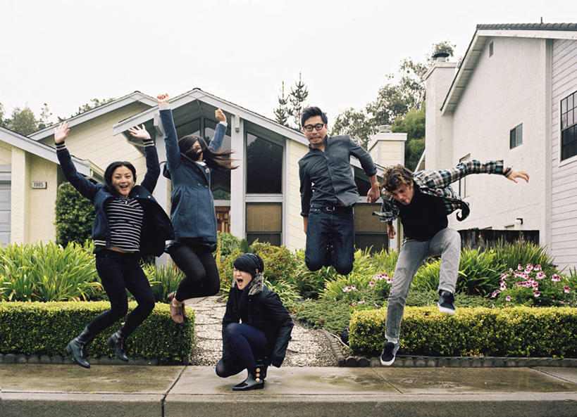 西方人,成年人,中年人,蹲,跳,举,横图,室外,白天,快乐,自由,幸福,鞋子,欧洲,美国,欧洲人,五个人,眼镜,郊区,半空,休闲装,草,天空,托,摄影,住房,加利福尼亚,无忧无虑,年轻女性,中年男性,白种人,亚洲人,中国人,年轻人,举起,举手,举着,向上举,向上伸,向上托,彩图,圣布鲁诺