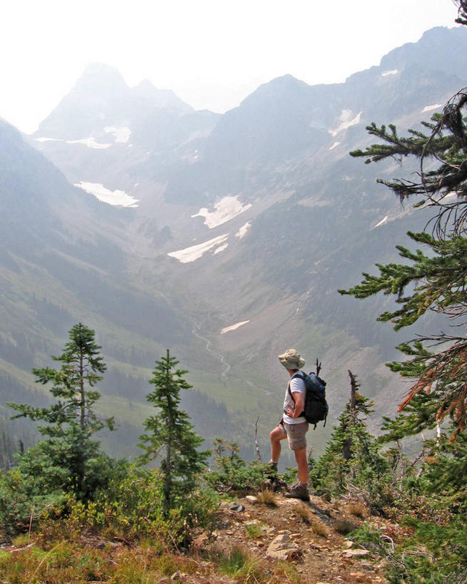 成年人,中年人,老年人,一个人,站,竖图,室外,白天,旅游,度假,探险,山,山脉,雾,华盛顿,美国,仅一个男性,仅一个人,仅一个中年男性,山峰,山峦,休闲装,娱乐,树,群山,叉腰,享受,休闲,放松,摄影,北美,北美洲,美洲,背包客,华盛顿州,常绿之州,常青州,北亚美利加洲,亚美利加洲,喀斯喀特山脉,北喀斯喀特山国家公园,北卡斯卡德山国家公园,北喀斯开国家公园,北瀑布国家公园,冒险,男人,男性,中年男性,彩图,美利坚合众国