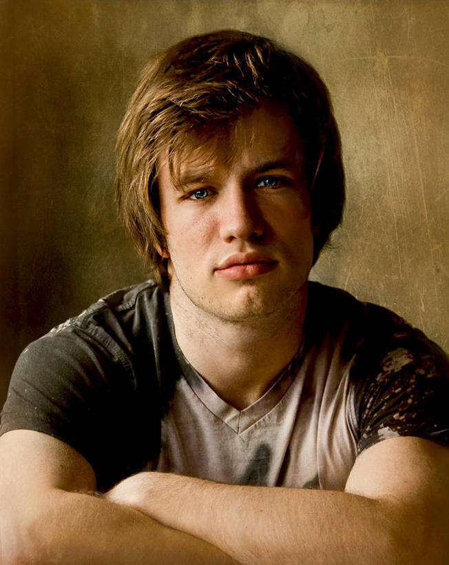 西方人,成年人,脸,头,眼睛,脸颊,一个人,双手交叉,竖图,室内,白天,欧洲,美国,欧洲人,仅一个男性,仅一个人,休闲装,肩膀,仅一个年轻男性,蓝色,思考,摄影,双手抱胸,肖像,宾夕法尼亚,男人,男性,年轻男性,白种人,年轻人,头部,脸部,脸蛋,面部,彩图,英俊