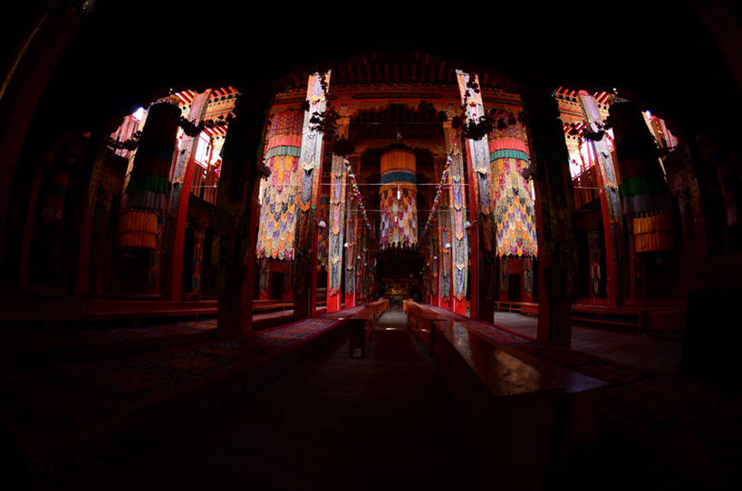 无人,横图,室内,白天,鱼眼镜头,建筑,中国,装饰,柱子,红色,摄影,宗教,修道院,西藏自治区,青海省,式样,彩图