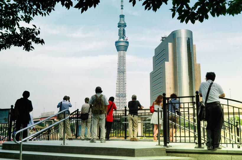 成年人,栏杆,站,横图,室外,白天,旅游,通讯,城市,建筑,东京,日本,行人,游客,游人,日本文化,云,塔,枝,首都,休闲装,现代,路人,旅客,背面,天空,靠,靠着,摄影,观看,无线电通信塔,浅草,台东区,过客,男人,女人,彩图