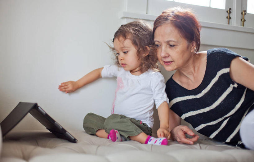 儿童,成年人,中年人,老年人,两个人,祖母,坐,横图,室内,白天,通讯,纯洁,笔记本电脑,技术,沙发,美国,连接,休闲装,小孩,看,靠,靠着,可爱,童年,童趣,摄影,起居室,童真,平板电脑,烂漫,无邪,无线电技术,天真,老年女性,女孩,女性,孩子,孙女,彩图,代沟