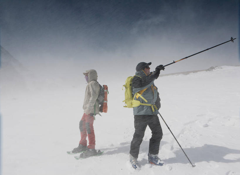西方人,成年人,中年人,老年人,两个人,站,横图,室外,白天,旅游,度假,山,雪,风,西班牙,欧洲,欧洲人,阴影,云,冬天,拿着,娱乐,自然,享受,休闲,放松,寒冷,摄影,滑雪杖,加泰隆尼亚,背包客,赫罗纳省,冒险,老年男性,中年男性,白种人,彩图