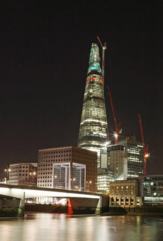 无人,竖图,室外,夜晚,度假,美景,天际线,城市风光,城市,建筑,摩天大楼,英国,反射,景观,桥,首都,联系,娱乐,现代,泰晤士河,天空,享受,休闲,景色,放松,摄影,照亮,发展,彩图,伦敦桥