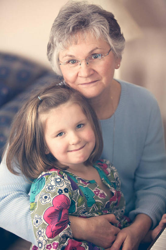 西方人,儿童,成年人,老年人,脸,头,脸颊,头发,两个人,祖母,坐,微笑,竖图,室内,幸福,纯洁,欧洲,美国,欧洲人,连接,眼镜,休闲装,肩膀,小孩,发夹,可爱,童年,童趣,摄影,肖像,童真,烂漫,无邪,天真,老年女性,女孩,女人,女性,白种人,孩子,头部,脸部,脸蛋,面部,孙女,拥抱,半身,彩图,爱,代沟