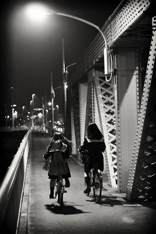 少年,一个人,两个人,竖图,黑白,室外,夜晚,制服,路灯,自行车,日本,仅一个男性,仅一个年轻女性,仅一个女性,仅一个人,桥,车,脚踏车,仅一个年轻男性,骑,背面,交通工具,骑车,校服,运输,摄影,照亮,载具,岐阜县,男人,男性,年轻男性,年轻女性,女人,女性,日本校服,女生