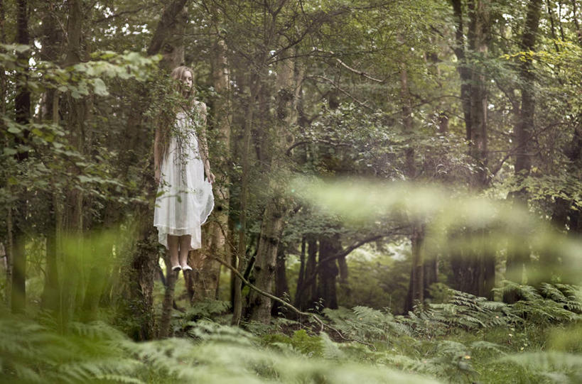 西方人,儿童,少年,头发,一个人,横图,室外,白天,纯洁,神秘,森林,树林,英国,欧洲,欧洲人,仅一个男性,仅一个年轻女性,仅一个女性,仅一个人,漂浮,首都,半空,树,仅一个年轻男性,小孩,自然,赤脚,金色,可爱,童年,童趣,摄影,宁静,青春期,童真,烂漫,无邪,超自然,赫特福德郡,天真,男人,男性,年轻男性,年轻女性,女人,女性,白种人,孩子,彩图,独处