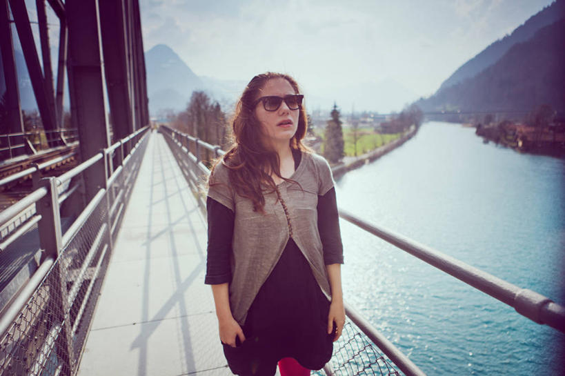 西方人,成年人,一个人,栏杆,站,横图,室外,白天,正面,河流,山,建筑,路,铁路,瑞士,欧洲,欧洲人,仅一个年轻女性,仅一个女性,仅一个人,篱笆,轨道,交通,铁轨,首都,联系,休闲装,伯尔尼,树,天空,太阳镜,运输,摄影,灌木,因特拉肯,年轻女性,女人,女性,白种人,年轻人,半身,彩图,旅行