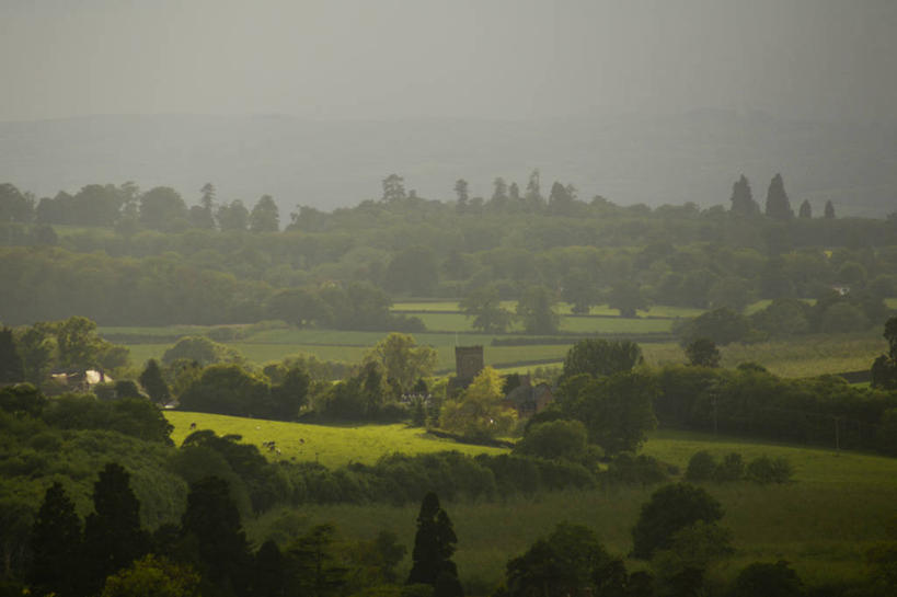 无人,教堂,横图,室外,白天,美景,山脉,太阳,日光,英国,地形,景观,田地,树,绿色,风景,自然,景色,摄影,宗教,基督教,自然风光,万里无云,赫里福德郡,彩图