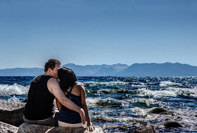 西方人,成年人,中年人,两个人,坐,横图,室外,白天,湖,山,水,欧洲,美国,欧洲人,连接,浪漫,休闲装,背面,蓝色,天空,自然,波浪,叉腰,摄影,内华达州,太浩湖,异性恋,中年男性,中年女性,白种人,岩石,半身,彩图,爱,菲律宾人