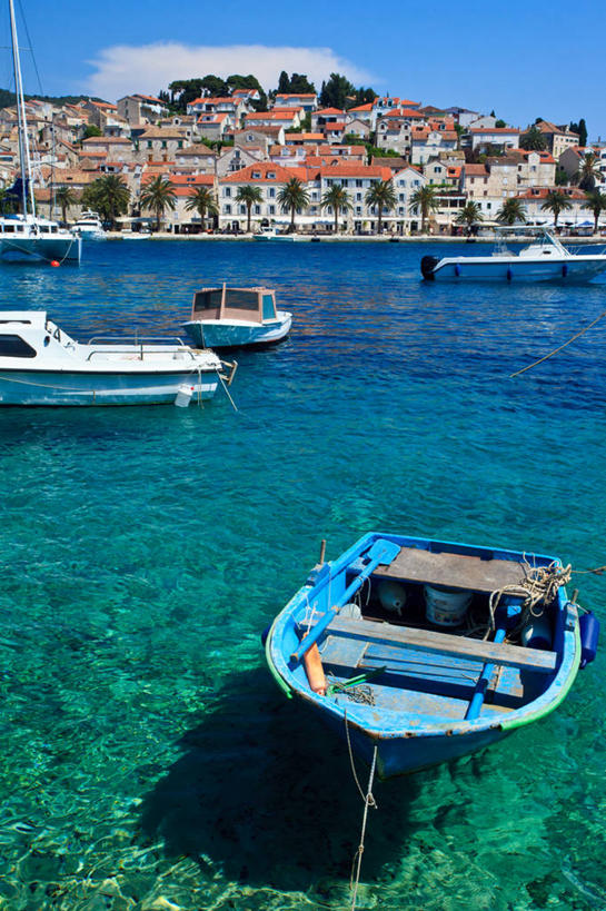 无人,码头,竖图,俯视,室外,白天,河流,山,港口,建筑,船,克罗地亚,阴影,漂浮,透明,云,树,天空,运输,摄影,保护,宁静,斯普利特,彩图,高角度拍摄,摆渡口,埠头,渡口,渡头,港湾,海港,货运码头,口岸,商港,赫瓦尔