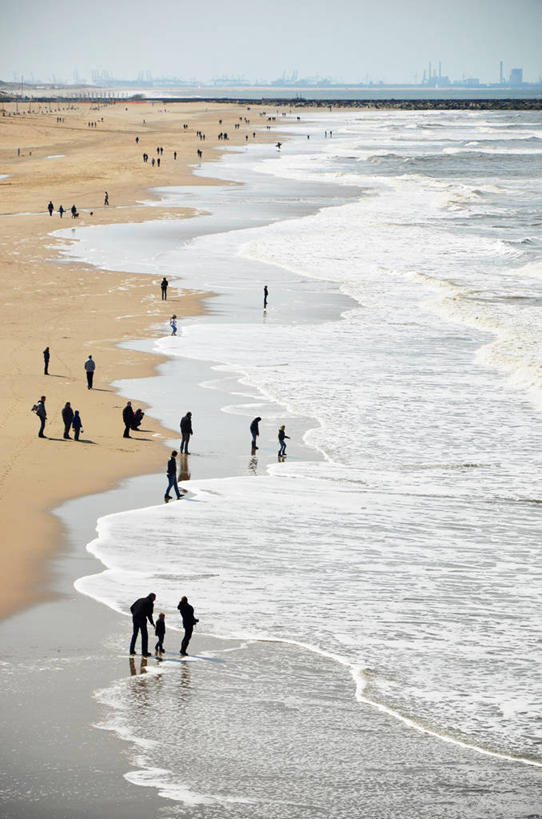 竖图,室外,白天,度假,海洋,荷兰,沙子,河岸,许多人,波浪,一群人,乐趣,摄影,享乐,北海,海滩,休闲活动,步行,彩图