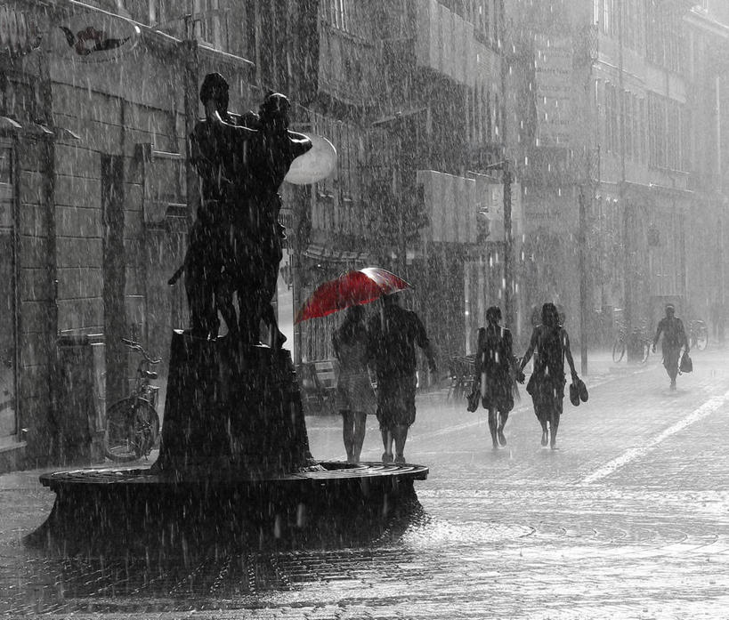 横图,黑白,室外,白天,水,雨,城市,建筑,街道,德国,五个人,朦胧,模糊,并排,标志,雕像,符号,伞,天气,拿着,休闲装,标识,背面,红色,摄影,保护,性别符号,步行,男性符号,哥廷根