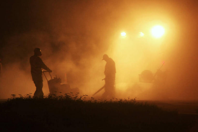 成年人,两个人,建筑工人,站,横图,室外,夜晚,建筑业,美国,朦胧,模糊,蒸汽,光亮,工人,职业,橙色,摄影,明亮,照亮,灰尘,剪影,逆光,圣彼得堡,贡献,男人,员工,匠人,劳动者,体力工,泛光照明,道路工程