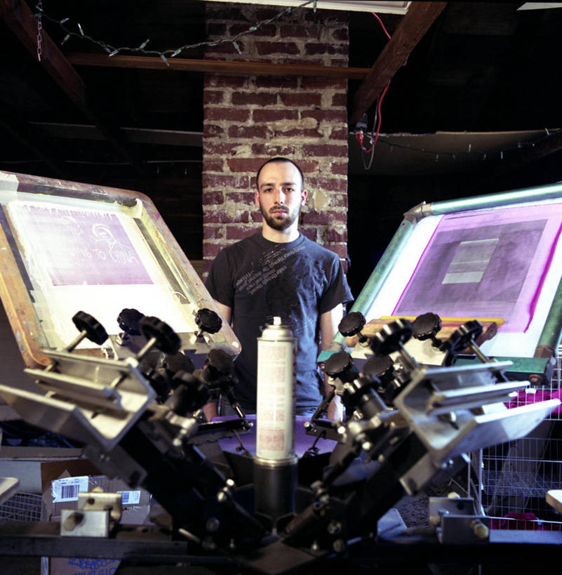 西方人,成年人,胡须,一个人,站,竖图,方图,室内,白天,信心,技术,欧洲,美国,欧洲人,仅一个男性,仅一个人,设备,物品,仅一个年轻男性,职业,个性,摄影,毛发,工作室,肖像,印刷机,美术工艺,男人,男性,年轻男性,白种人,年轻人,胡子,络腮胡,半身,美术工作室