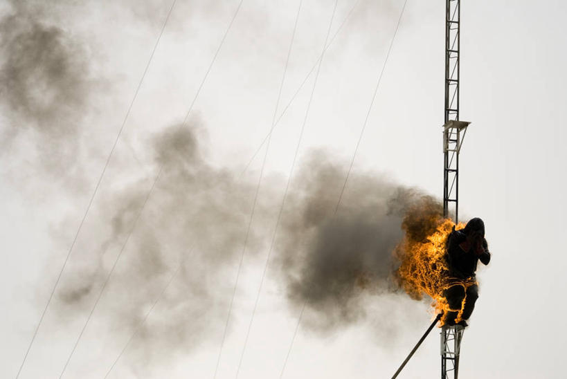 成年人,一个人,横图,室外,白天,风险,火,巴林,仅一个男性,朦胧,模糊,首都,燃烧,热,杆,背面,天空,天,烟,摄影,死亡,技能,麦纳麦,危险,阿拉伯