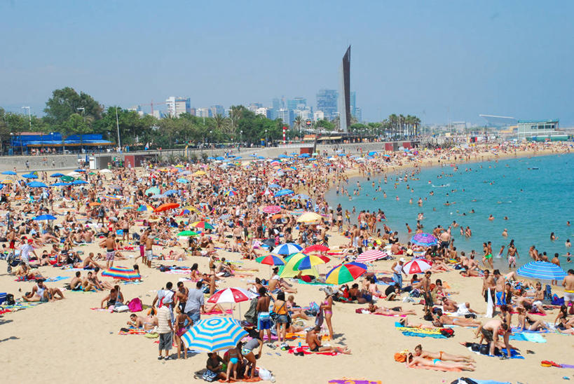人群,横图,室外,旅游,度假,日光浴,海洋,水,西班牙,巴塞罗那,行人,游客,游人,丰富,伞,雨伞,遮阳伞,许多人,阳伞,路人,旅客,天空,毛巾,夏天,一群人,放松,摄影,太阳伞,享乐,群众,伊比利亚半岛,万里无云,过客,海滩,休闲活动,旅行,海滩巾,巴塞罗那省