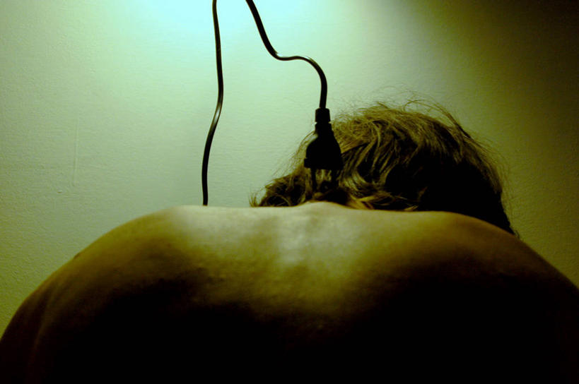 成年人,脸,头,脸颊,一个人,横图,室内,意大利,电器,插座,联系,肩膀,衣服,摄影,能源,电,幽默,家用电器,南欧,插线板,拖线板,电源转换器,排插,年轻人,头部,脸部,脸蛋,面部,接线板