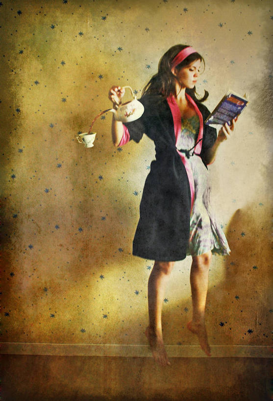 成年人,一个人,竖图,室内,神秘,餐具,巴西,仅一个年轻女性,仅一个女性,仅一个人,倒,半空,拿着,注视,休闲装,饮食,衣服,茶壶,观察,看,赤脚,南美,幻想,读书,摄影,观看,察看,魔术,专心,关注,超自然,年轻女性,女人,女性,年轻人,茶杯,书