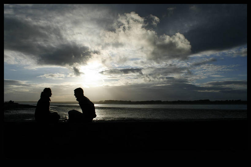 成年人,两个人,坐,横图,室外,友谊,海洋,日落,水,英国,欧洲,云,自然,黄昏,摄影,宁静,环境,西欧,近景,北欧,剪影,大不列颠,威尔士,逆光,大不列颠及北爱尔兰联合王国,大不列颠及爱尔兰联合王国,威尔士公国,格温内思郡,男人,男性,女人,女性,海滩,休闲活动,说话,大不列颠王国,大英帝国,联合王国,日不落帝国,北威尔士,卡纳芬城堡