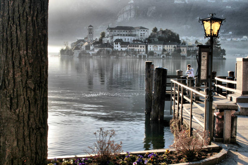 横图,室外,白天,旅游,度假,湖,建筑,路灯,意大利,岛,城镇,光亮,树干,摄影,照亮,照明设备,南欧,意大利文化,诺瓦拉,旅行