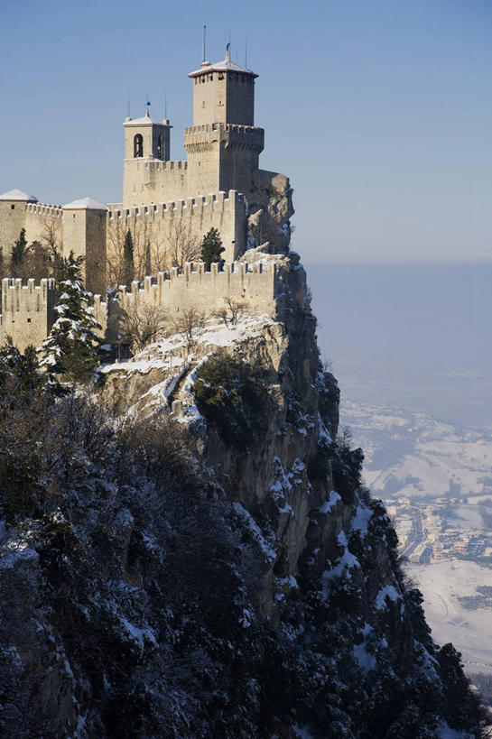 无人,竖图,室外,白天,山,建筑,意大利,圣马力诺,悬崖,光亮,历史,天空,摄影,照亮,意大利文化,万里无云,旅行,过去