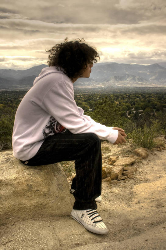 西方人,儿童,少年,一个人,坐,竖图,室外,白天,侧面,旅游,度假,纯洁,寂寞,美景,山,欧洲,美国,欧洲人,仅一个男性,仅一个人,景观,云,休闲装,娱乐,仅一个年轻男性,小孩,衣服,天空,自然,看,享受,休闲,思考,景色,放松,可爱,童年,童趣,摄影,宁静,北美,北美洲,自然风光,美洲,童真,烂漫,无邪,科罗拉多州,北亚美利加洲,亚美利加洲,科罗拉多斯普林斯,天真,男人,男性,年轻男性,白种人,孩子,发型,卷发,岩石,美利坚合众国,独处