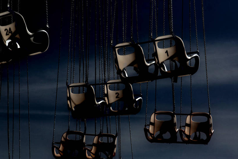 无人,游乐园,横图,室外,夜晚,游戏,重复,家具,德国,吊挂,悬挂,并排,数字,文字,挂,玩,娱乐,座位,天空,休闲,摄影,游乐设施,活动,铁环,锁链,链条,束缚,发泄,限制,消遣,智力,中欧,宣泄,约束,游艺设施,休闲活动,玩耍,嬉戏,挨着