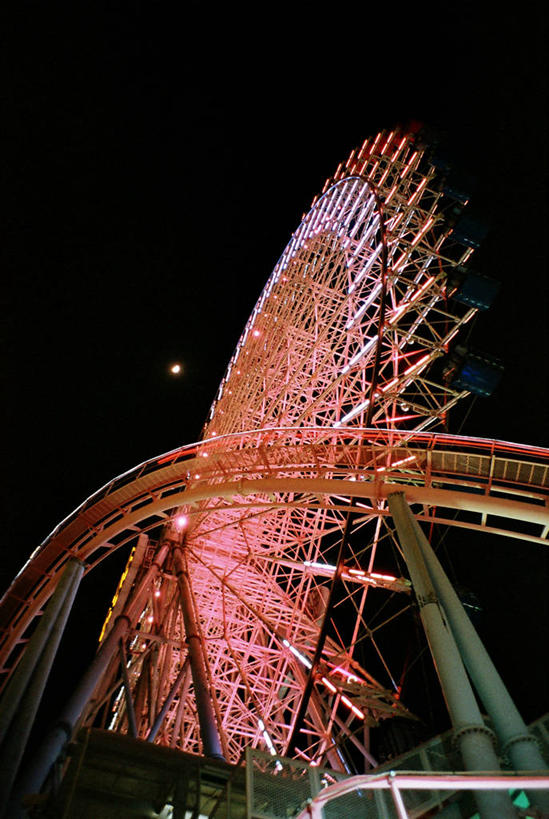 无人,竖图,室外,夜晚,游戏,日本,日本文化,杯垫,光亮,玩,娱乐,过山车,天空,休闲,童年,摄影,游乐设施,活动,照亮,发泄,消遣,智力,东亚,大转轮,万里无云,宣泄,游艺设施,玩耍,嬉戏,旅行