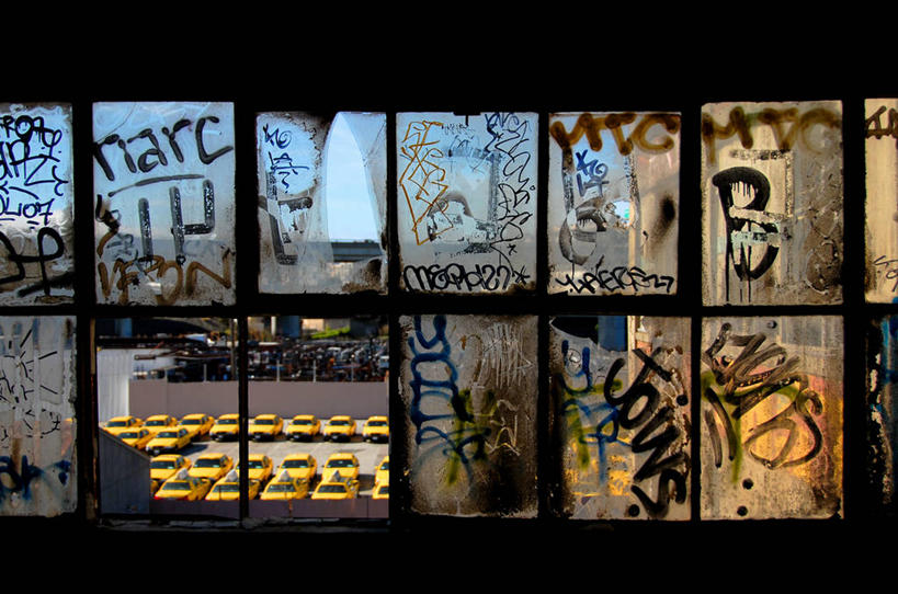 无人,停车场,横图,室内,白天,窗户,出租车,汽车,美国,废弃,文字,公共交通,破坏,破损,摄影,报废,损坏,废物,犯罪,丢弃,毁灭,放弃,抛弃,旧金山,摈弃,涂鸦,屏弃,摈斥,摒除