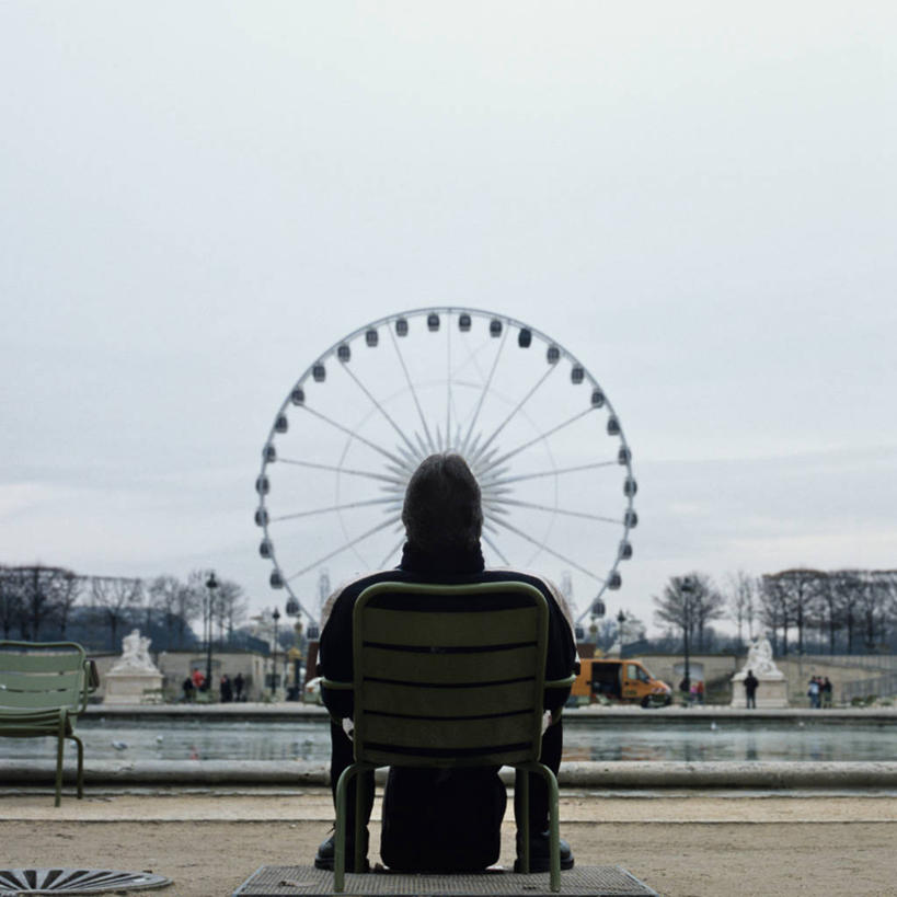成年人,一个人,坐,方图,室外,白天,游戏,水,椅子,雕塑,法国,巴黎,仅一个男性,朦胧,模糊,雕像,首都,玩,休闲装,娱乐,座位,树,背面,衣服,休闲,放松,运输,摄影,游乐设施,活动,发泄,消遣,智力,中欧,大转轮,宣泄,游艺设施,法兰西岛大区,休闲活动,玩耍,嬉戏,旅行