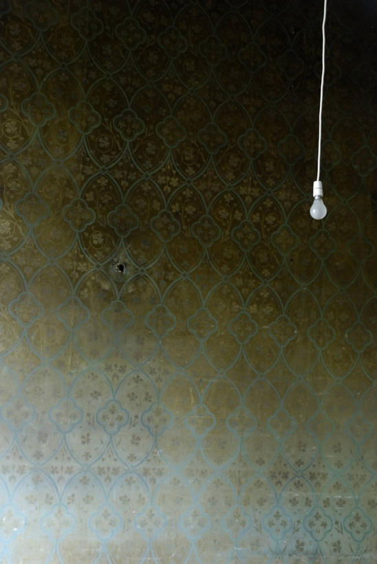 无人,竖图,室内,壁纸,英国,吊挂,悬挂,电缆,联系,挂,破坏,破损,一个,装饰物,摄影,能源,单个,电,损坏,电灯泡,北欧,掉色