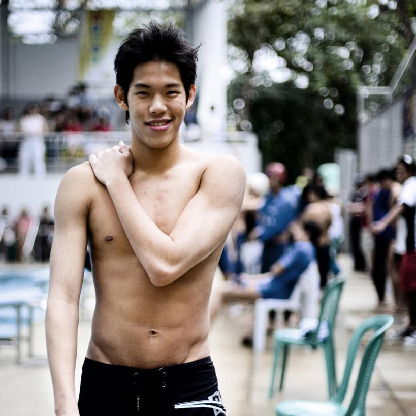 游泳,成年人,一个人,站,笑,微笑,露齿笑,方图,室外,白天,正面,快乐,幸福,信心,竞争,椅子,菲律宾,仅一个男性,仅一个人,裸露,座位,树,仅一个年轻男性,摄影,决心,肖像,裸,吕宋岛,男人,男性,年轻男性,中国人,年轻人,半身,奎松城