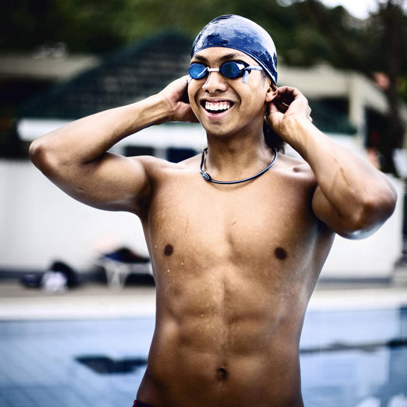 游泳,东方人,成年人,脸,头,脸颊,一个人,体育馆,游泳池,运动场,站,笑,微笑,露齿笑,方图,室外,白天,正面,侧面,快乐,幸福,信心,生活用品,建筑,菲律宾,亚洲,仅一个男性,仅一个人,准备,环保,眼镜,泳镜,手帕,注视,黄种人,手绢,体育场,裸露,肩膀,树,仅一个年轻男性,太阳镜,游泳眼镜,日用品,观察,看,个性,摄影,观看,环境,察看,练习,早晨,关注,游泳帽,裸,运动馆,美观,吕宋岛,男人,男性,年轻男性,亚洲人,年轻人,头部,脸部,脸蛋,面部,半身,菲律宾人,奎松城