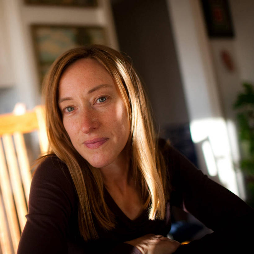 成年人,中年人,老年人,脸,头,脸颊,头发,一个人,坐,微笑,方图,室内,日光,美国,仅一个女性,仅一个人,休闲装,肩膀,仅一个中年女性,金色,摄影,肖像,女人,女性,中年女性,头部,长发,直发,脸部,脸蛋,面部,彩图,性格