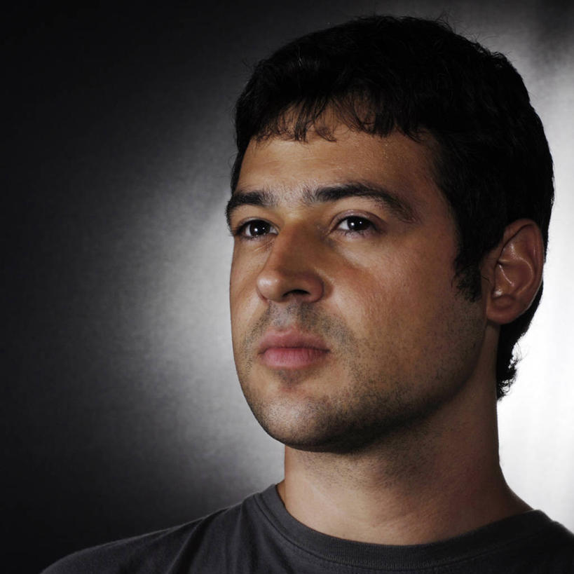 成年人,中年人,脸,头,脸颊,头发,一个人,方图,室内,特写,骄傲,美国,仅一个男性,仅一个人,仅一个中年男性,黑色背景,肩膀,黑色,摄影,肖像,聚光,男人,男性,中年男性,头部,脸部,脸蛋,面部,彩图,影棚拍摄,短发