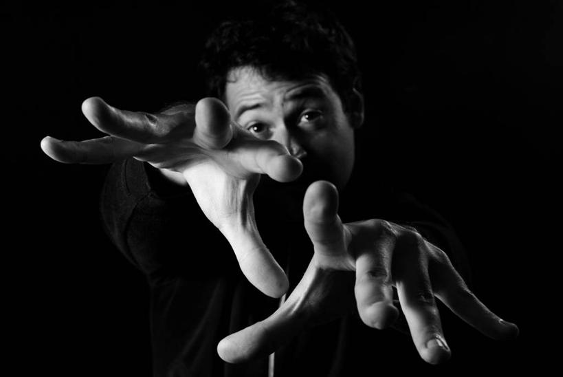 成年人,中年人,脸,头,脸颊,手,一个人,无人,魔术师,横图,黑白,室内,室外,特写,白天,正面,美国,仅一个男性,仅一个人,仅一个中年男性,指,黑色背景,指点,表演者,肩膀,黑色,手势,手指,人体,摄影,头像,幽默,北美,北美洲,指向,加利福尼亚,肖像,美洲,旧金山,北亚美利加洲,亚美利加洲,超自然,男人,男性,中年男性,头部,脸部,脸蛋,面部,影棚拍摄,美利坚合众国,打手势,性格