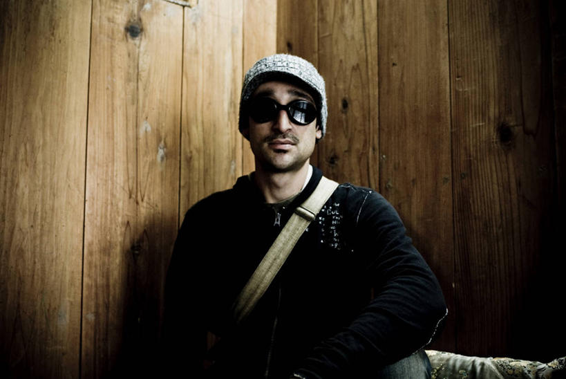 成年人,中年人,脸,头,脸颊,一个人,横图,正面,衬衫,建材,建筑,孟加拉国,印度,亚洲,仅一个男性,仅一个人,仅一个中年男性,阴影,材料,木板,木材,木纹,休闲装,肩膀,木柴,衣服,装饰物,鸭舌帽,个性,摄影,建造,头像,木料,肖像,南亚,孟加拉人民共和国,印度次大陆,大吉岭,男人,男性,中年男性,头部,脸部,脸蛋,面部,半身,彩图,晕影,软帽