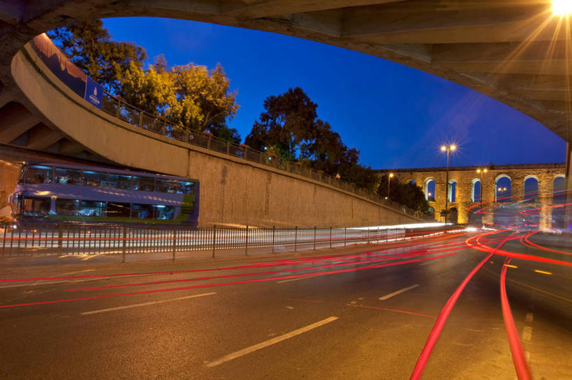 无人,横图,室外,夜晚,运动模糊,城市,建筑,立交桥,路灯,欧洲,隧道,路标,沟渠,分界线,树,天空,摄影,照亮,边界,伊斯坦布尔,高架道路,彩图