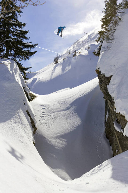 成年人,一个人,跳,举,横图,竖图,室外,白天,兴奋,自由,山,雪,法国,仅一个男性,仅一个人,云,冬天,半空,极限运动,仅一个年轻男性,托,摄影,滑雪板,特技,冬季运动,男人,男性,年轻男性,年轻人,举起,举手,举着,向上举,向上伸,向上托,彩图