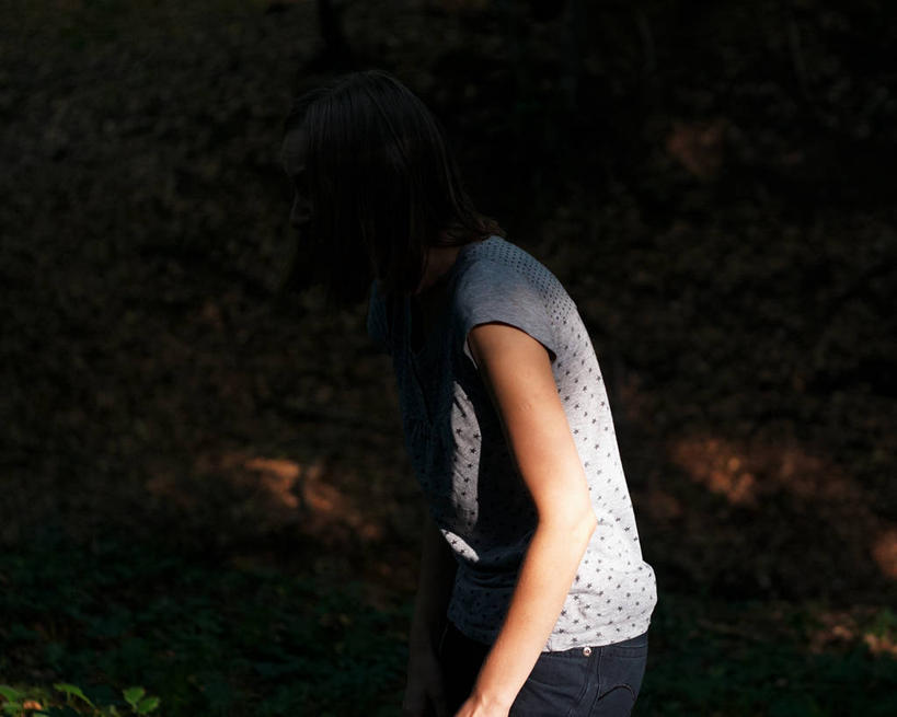 西方人,成年人,一个人,站,横图,室外,白天,侧面,神秘,森林,欧洲,罗马尼亚,欧洲人,仅一个年轻女性,仅一个女性,仅一个人,阴影,地形,T恤,休闲装,自然,遮,遮掩,摄影,掩盖,遮挡,遮盖,掩饰,克卢日纳波卡,年轻女性,女人,女性,白种人,年轻人,半身,彩图