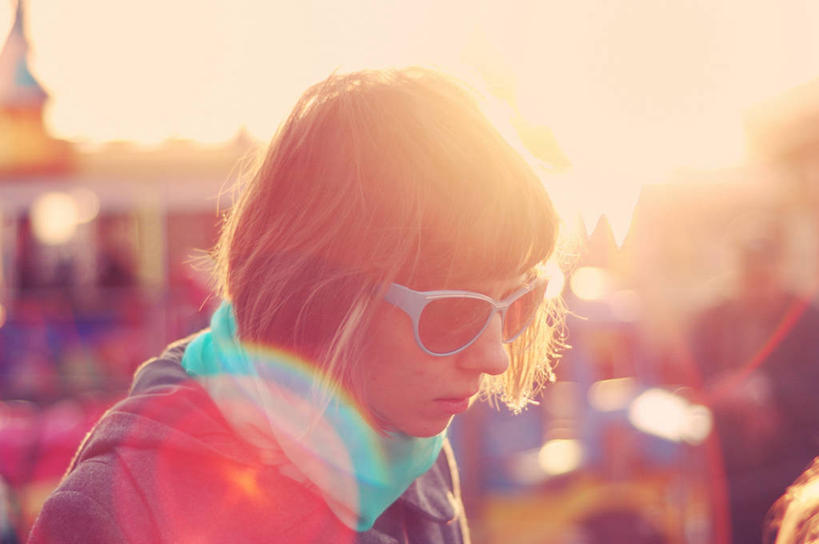 西方人,成年人,脸,头,脸颊,一个人,横图,室外,侧面,镜头眩光,日落,城市,日光,欧洲,罗马尼亚,欧洲人,仅一个年轻女性,仅一个女性,仅一个人,注视,休闲装,肩膀,太阳镜,围巾,观察,看,思考,放松,摄影,观看,察看,关注,克卢日纳波卡,年轻女性,女人,女性,白种人,年轻人,头部,脸部,脸蛋,面部,彩图