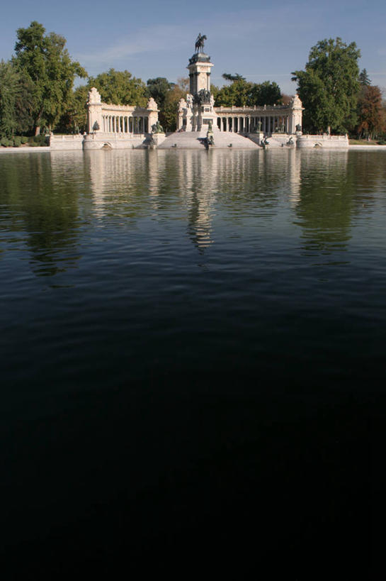 无人,竖图,室外,白天,湖,建筑,西班牙,反射,标志,雕像,符号,柱子,纪念碑,首都,标识,丽池公园,树,马德里,摄影,纪念,留念,怀念,皇室,性别符号,彩图,男性符号