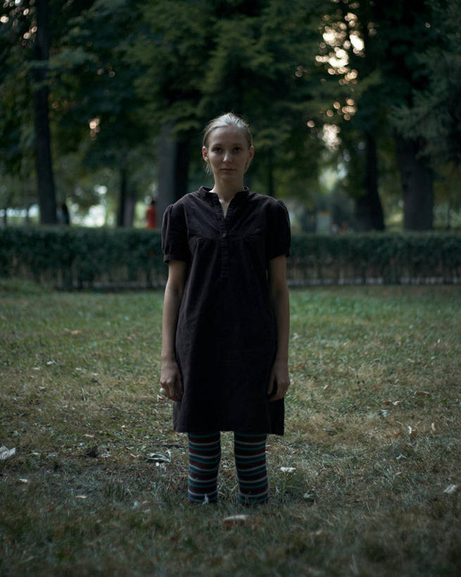 成年人,头发,一个人,公园,站,竖图,室外,白天,正面,罗马尼亚,仅一个年轻女性,仅一个女性,仅一个人,草,金色,摄影,肖像,克卢日纳波卡,年轻女性,女人,女性,年轻人,彩图,独处