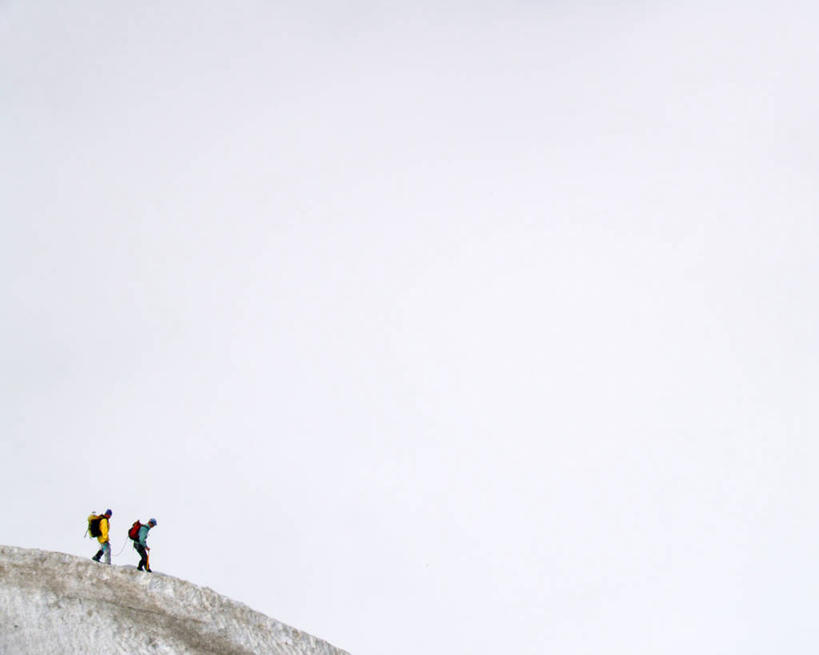 成年人,两个人,横图,室外,白天,侧面,旅游,度假,自由,风险,法国,行人,游客,游人,地形,娱乐,路人,旅客,风景,自然,享受,休闲,放松,摄影,积雨云,勃朗峰,下移,过客,冒险,危险,年轻男性,年轻人,休闲活动,爬山,彩图