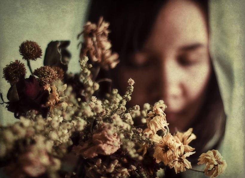 成年人,头发,一个人,横图,仅一个年轻女性,仅一个女性,仅一个人,黑色,花束,干花,思考,摄影,头像,面纱,怀旧,记忆,东亚人,年轻女性,女人,女性,亚洲人,年轻人,闭着眼睛,彩图,影棚拍摄