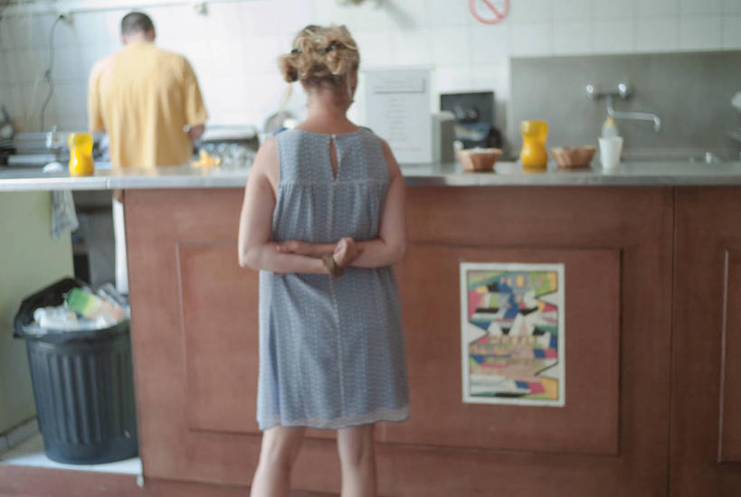 成年人,中年人,两个人,家庭,站,横图,室内,白天,厨房,法国,巴黎,垃圾桶,首都,海报,背面,蓝色,温暖,温馨,一家人,摄影,部分,和睦,背手,中年男性,中年女性,彩图,融洽,太阳裙