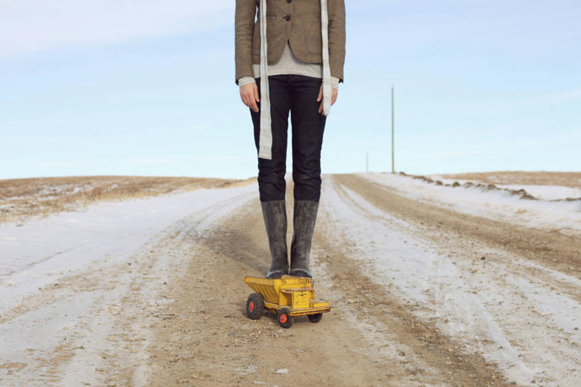 成年人,中年人,一个人,站,交叉,横图,室外,白天,正面,游戏,建筑业,玩具,加拿大,仅一个女性,仅一个人,裤子,雨鞋,地平线,辽阔,地面,玩,娱乐,靴子,车,围巾,交通工具,仅一个中年女性,休闲,广阔,益智,摄影,活动,一望无际,发泄,消遣,智力,载具,沙砾,延伸,反差,万里无云,天地相交,宣泄,相交,交集,无边无际,一马平川,茄克,卡尔加里,想法,亚伯达,玩具车,女人,女性,中年女性,玩耍,嬉戏,彩图