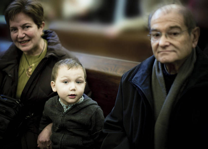 儿童,成年人,老年人,三个人,祖父母,祖母,祖父,工程师,建筑师,教堂,坐,微笑,横图,室内,白天,纯洁,椅子,西班牙,巴塞罗那,小孩,可爱,童年,童趣,摄影,基督教,肖像,童真,烂漫,无邪,圣家堂,管理,建筑工程师,天真,老年男性,老年女性,男孩,男人,男性,女人,女性,孩子,设计,半身,彩图,画则师,图则师,则师,评估,人员,例行公事,安东尼奥.高迪,高迪